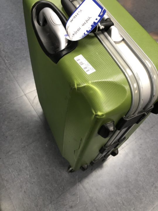 1107-199 スーツケース　※破損あり 海外旅行で、スーツケースに亀裂が入っても使えること。そして完全に